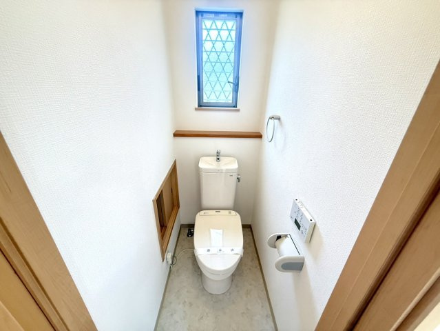 泉佐野市高松西2丁目　中古戸建のトイレ|温水洗浄便座で冬でも快適にお使い頂けます！　階段下を利用した収納もあり便利です♪