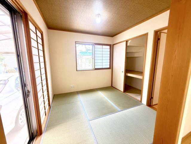 泉佐野市高松西2丁目　中古戸建の和室|和室　リビングと繋がる寛ぎの空間です♪　大きな窓からはたっぷりの日差しが入ります♪