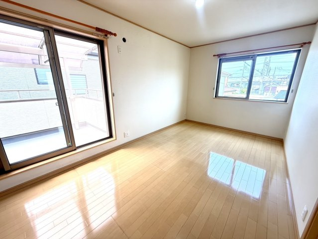 泉佐野市高松西2丁目　中古戸建の洋室|2階洋室　大きな窓からはたっぷりの日差しが入る、ゆったり寛げるお部屋です♪