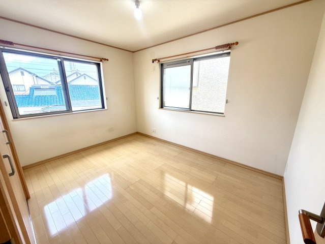 泉佐野市高松西2丁目　中古戸建の洋室|2階洋室　大きな窓からはたっぷりの日差しが入る、ゆったり寛げるお部屋です♪