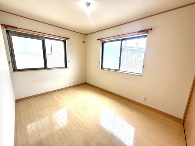 泉佐野市高松西2丁目　中古戸建の洋室|2階洋室　大きな窓からはたっぷりの日差しが入る、ゆったり寛げるお部屋です♪