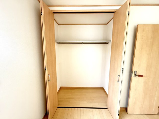 泉佐野市高松西2丁目　中古戸建の収納|洋室クローゼット　洋服や季節家電等、たっぷり収納出来てとっても便利です♪