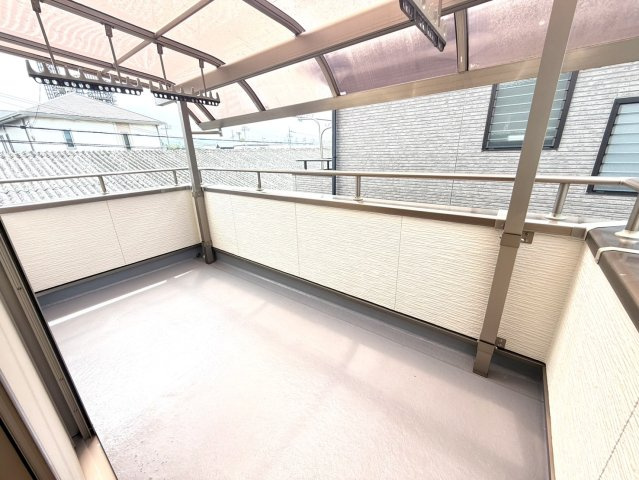 泉佐野市高松西2丁目　中古戸建のバルコニー|日当り風通しがとっても良いバルコニー♪　テラスがあるので、急な雨でも安心！　たっぷり干せます♪