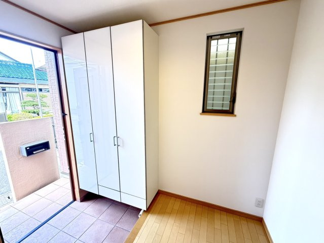 泉佐野市高松西2丁目　中古戸建の玄関|明るく広々開放的な玄関スペース。大容量の玄関収納が備え付け！　ご家族の靴もたっぷり収納出来ます♪