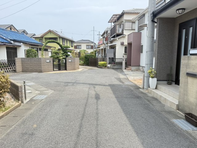 泉佐野市高松西2丁目　中古戸建の前面道路含む現地写真|前面道路ゆったり広々4.7m♪　落ち着いた静かな住環境にある一戸建てです♪
