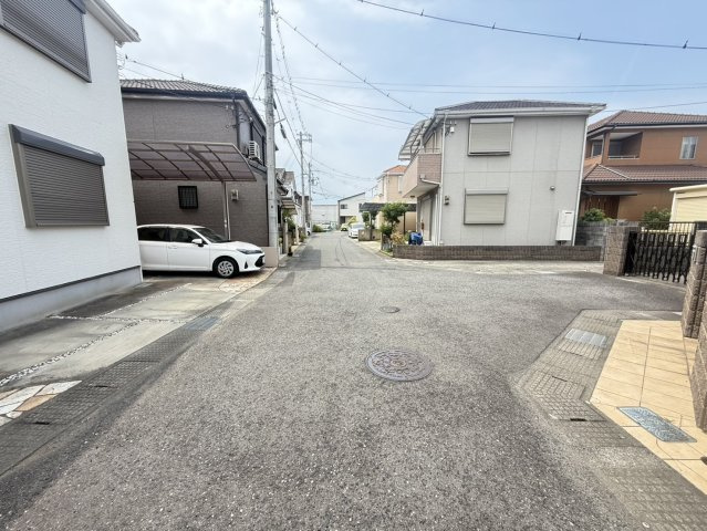 泉佐野市高松西2丁目　中古戸建の前面道路含む現地写真|前面道路ゆったり広々4.7m♪　落ち着いた静かな住環境にある一戸建てです♪