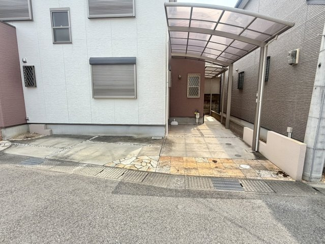 泉佐野市高松西2丁目　中古戸建の駐車場|駐車2台可！　カーポートがあるので、雨や日差しから大事な車をしっかり守れます♪