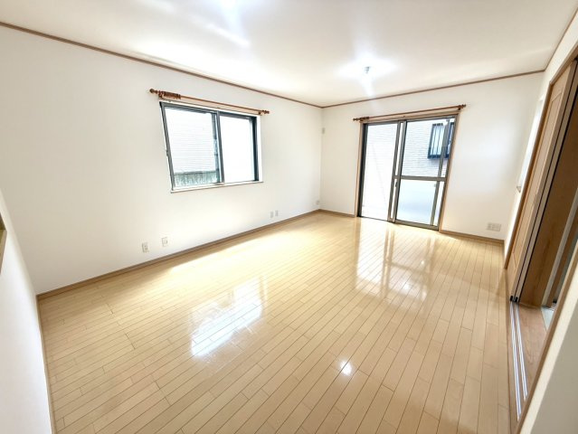 泉佐野市高松西2丁目　中古戸建の居間・リビング|約16帖のＬDK♪　明るく開放的なLDK。　大きな窓からはたっぷりの日差しが入ります！