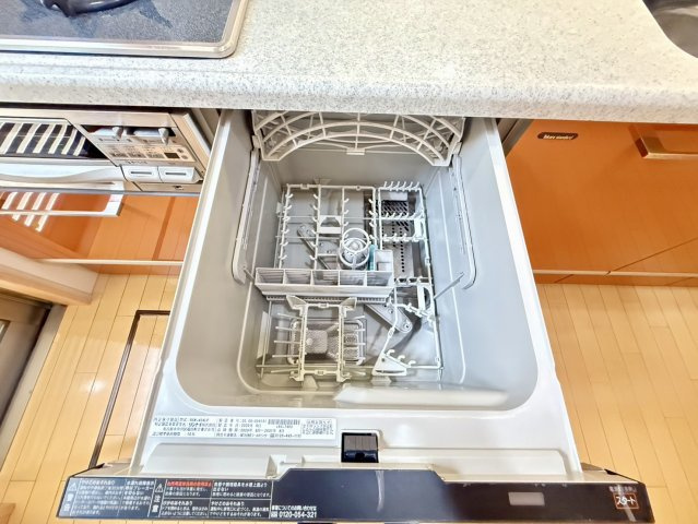 泉佐野市高松西2丁目　中古戸建のキッチン|食器洗い乾燥機。　家事の時短にとっても便利です♪　忙しい毎日の嬉しい味方♪
