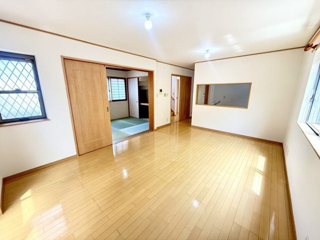 泉佐野市高松西2丁目　中古戸建の居間・リビング|約16帖のＬDK♪　明るく開放的なLDK。　大きな窓からはたっぷりの日差しが入ります！
