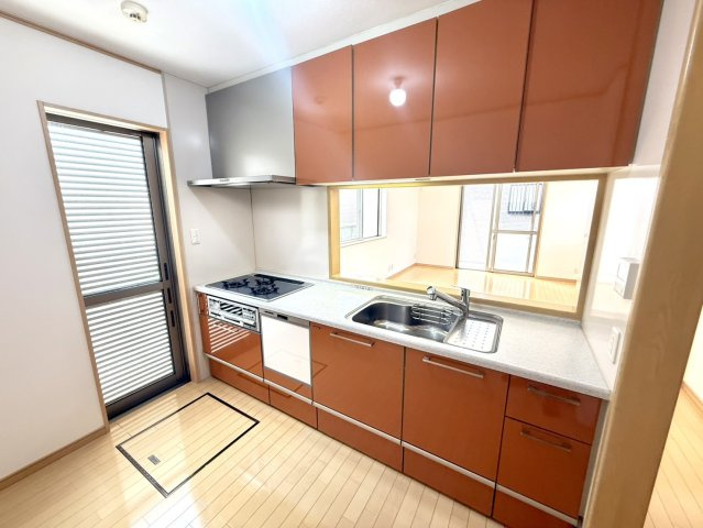 泉佐野市高松西2丁目　中古戸建のキッチン|家族の顔がいつでも見れる、人気の対面キッチン！　3口コンロで同時にお料理も出来、便利です♪　