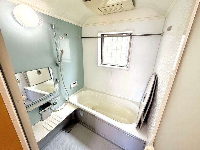 泉佐野市高松西2丁目　中古戸建の浴室|浴室には大きな窓があり、明るく清潔感のある浴室になっております♪　一日の疲れもしっかり取れます♪　