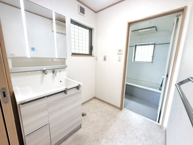 泉佐野市高松西2丁目　中古戸建の洗面所|3面鏡洗面化粧台で収納力たっぷり♪　明るく清潔感のある洗面室です。