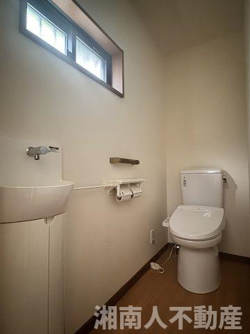鎌倉市大町６丁目戸建てのトイレ|ゆったりとした空間のトイレです