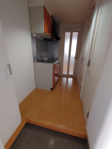 クレフラスト空港北B棟の玄関