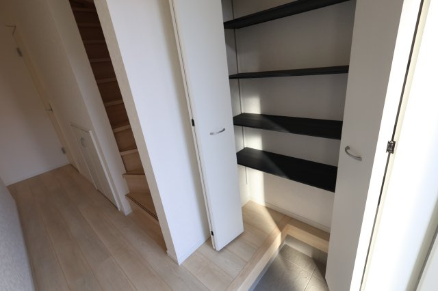 《仲介手数料無料》西区大字飯田新田614新築一戸建てクレイドルガーデンの玄関|撮影日 2025年12月1日 14:00 晴れ