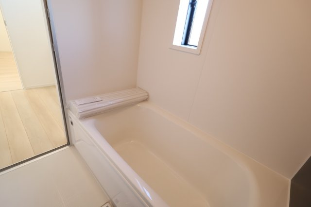 《仲介手数料無料》西区大字飯田新田614新築一戸建てクレイドルガーデンの浴室|撮影日 2025年12月1日 14:00 晴れ