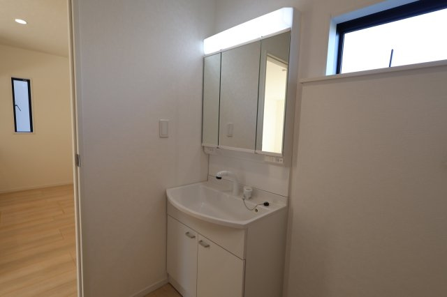 《仲介手数料無料》西区大字飯田新田614新築一戸建てクレイドルガーデンの独立洗面台|撮影日 2025年12月1日 14:00 晴れ