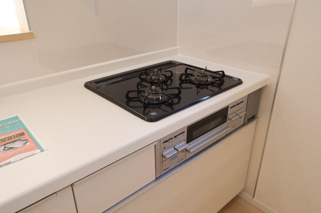 《仲介手数料無料》西区大字飯田新田614(2号棟)新築一戸建てクレイドルガーデンのキッチン|撮影日 2025年12月1日 14:00 晴れ