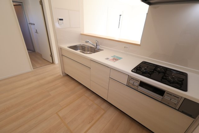 《仲介手数料無料》西区大字飯田新田614(2号棟)新築一戸建てクレイドルガーデンのキッチン|撮影日 2025年12月1日 14:00 晴れ