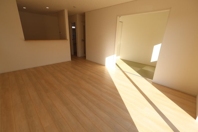 《仲介手数料無料》西区大字飯田新田614新築一戸建てクレイドルガーデンの居間・リビング|撮影日 2025年12月1日 14:00 晴れ