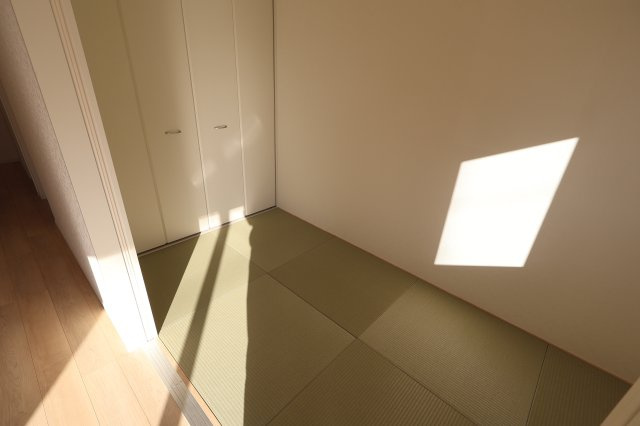 《仲介手数料無料》西区大字飯田新田614(2号棟)新築一戸建てクレイドルガーデンの和室|撮影日 2025年12月1日 14:00 晴れ