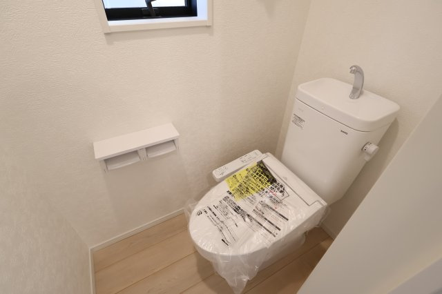 《仲介手数料無料》西区大字飯田新田614(2号棟)新築一戸建てクレイドルガーデンのトイレ|撮影日 2025年12月1日 14:00 晴れ