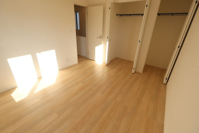 《仲介手数料無料》西区大字飯田新田614(2号棟)新築一戸建てクレイドルガーデンの洋室|撮影日 2025年12月1日 14:00 晴れ