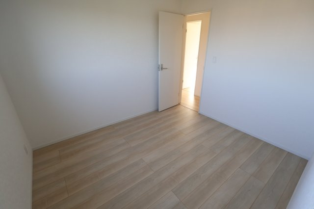 《仲介手数料無料》西区大字飯田新田614新築一戸建てクレイドルガーデンの洋室|撮影日 2025年12月1日 14:00 晴れ