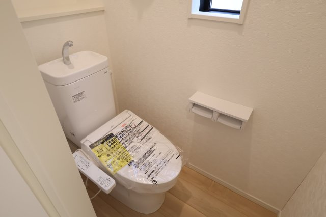 《仲介手数料無料》西区大字飯田新田614(2号棟)新築一戸建てクレイドルガーデンのトイレ|撮影日 2025年12月1日 14:00 晴れ