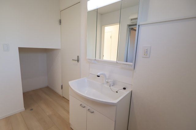 《仲介手数料無料》西区大字飯田新田614(3号棟)新築一戸建てクレイドルガーデンの独立洗面台|撮影日 2025年12月1日 14:20 晴れ