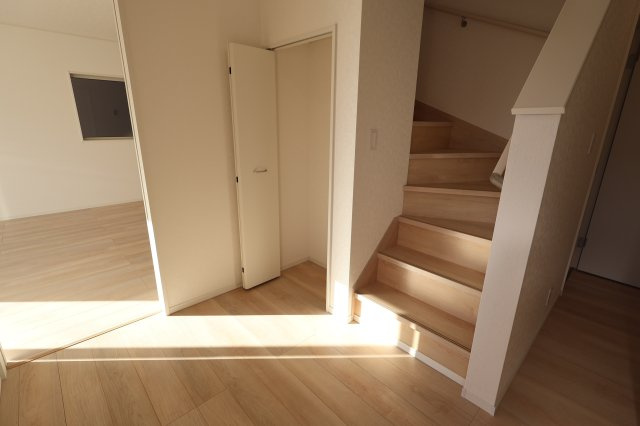 《仲介手数料無料》西区大字飯田新田614(3号棟)新築一戸建てクレイドルガーデンの玄関|撮影日 2025年12月1日 14:20 晴れ