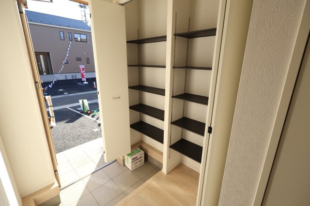 《仲介手数料無料》西区大字飯田新田614(4号棟)新築一戸建てクレイドルガーデンの玄関|撮影日 2025年12月1日 14:30 晴れ