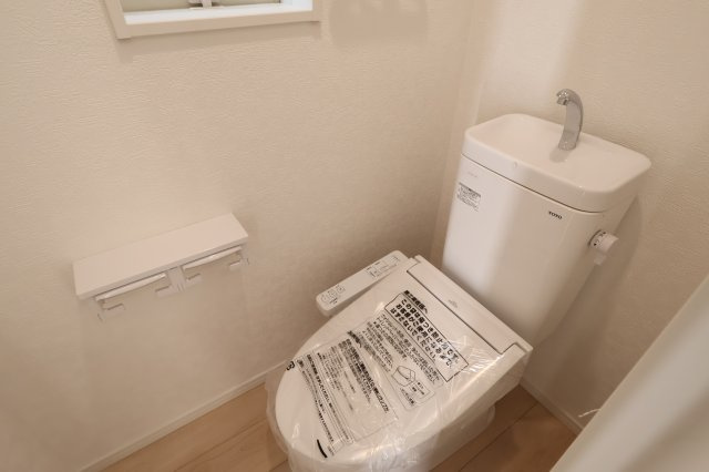 《仲介手数料無料》西区大字飯田新田614(4号棟)新築一戸建てクレイドルガーデンのトイレ|撮影日 2025年12月1日 14:30 晴れ