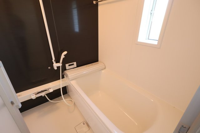 《仲介手数料無料》西区大字飯田新田614(4号棟)新築一戸建てクレイドルガーデンの浴室|撮影日 2025年12月1日 14:30 晴れ