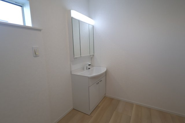 《仲介手数料無料》西区大字飯田新田614(4号棟)新築一戸建てクレイドルガーデンの独立洗面台|撮影日 2025年12月1日 14:30 晴れ
