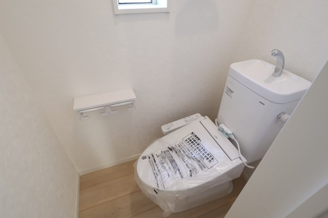 《仲介手数料無料》西区大字飯田新田614(4号棟)新築一戸建てクレイドルガーデンのトイレ|撮影日 2025年12月1日 14:30 晴れ