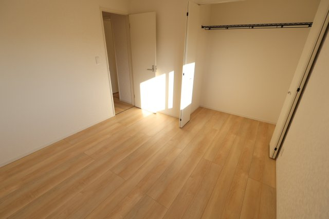 《仲介手数料無料》西区大字飯田新田614(4号棟)新築一戸建てクレイドルガーデンの洋室|撮影日 2025年12月1日 14:30 晴れ