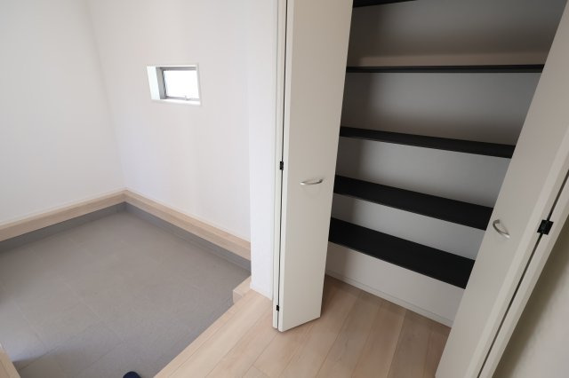 《仲介手数料無料》西区大字飯田新田614(5号棟)新築一戸建てクレイドルガーデンの玄関|撮影日 2025年12月1日 14:30 晴れ