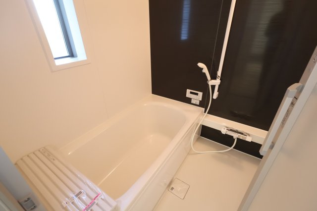 《仲介手数料無料》西区大字飯田新田614(5号棟)新築一戸建てクレイドルガーデンの浴室|撮影日 2025年12月1日 14:30 晴れ