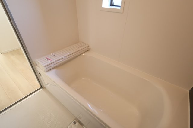 《仲介手数料無料》西区大字飯田新田614(5号棟)新築一戸建てクレイドルガーデンの浴室|撮影日 2025年12月1日 14:30 晴れ