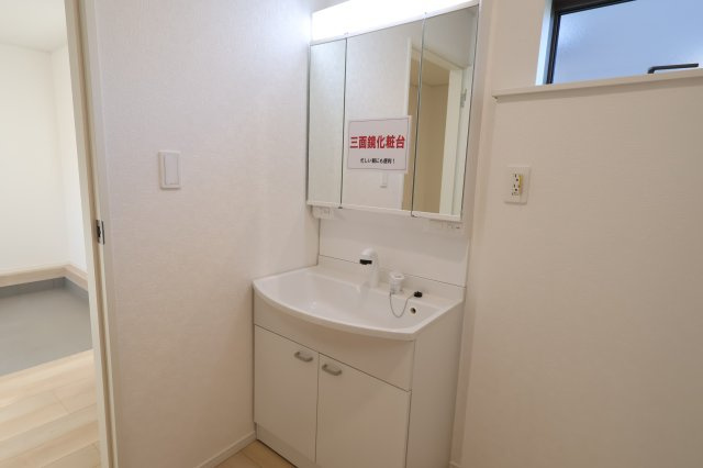 《仲介手数料無料》西区大字飯田新田614新築一戸建てクレイドルガーデンの独立洗面台|撮影日 2025年12月1日 14:30 晴れ