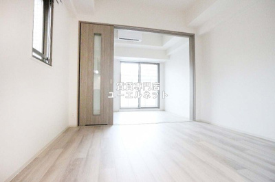 【居間・リビング】 | エスリードレジデンス江坂垂水町 | ゆったりとくつろげる、落ち着きのある居室空間です