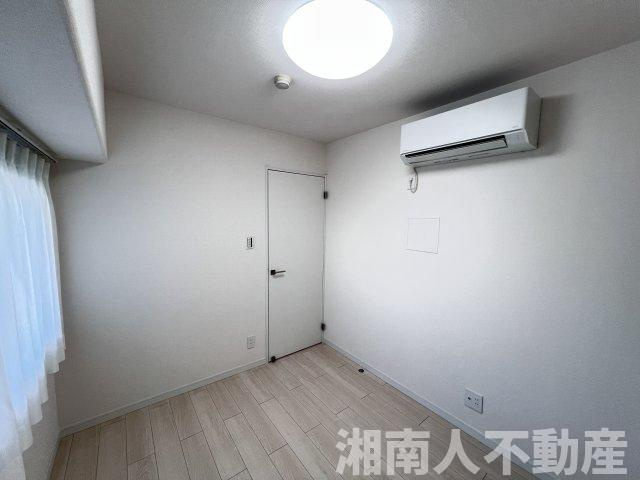 サーパス藤沢湘南台第2の洋室|個人の部屋や寝室として使える洋室です