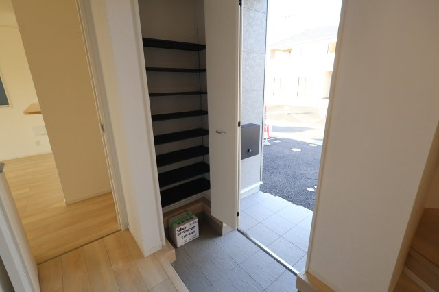 《仲介手数料無料》西区大字飯田新田614新築一戸建てクレイドルガーデンの玄関