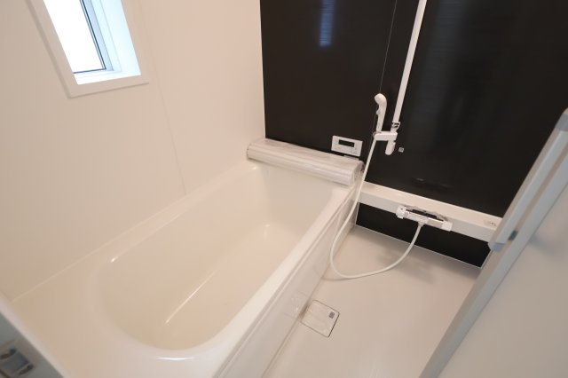 《仲介手数料無料》西区大字飯田新田614新築一戸建てクレイドルガーデンの浴室|撮影日 2025年12月1日 15:00 晴れ