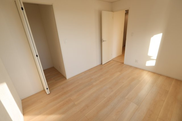 《仲介手数料無料》西区大字飯田新田614新築一戸建てクレイドルガーデンの洋室|撮影日 2025年12月1日 15:00 晴れ