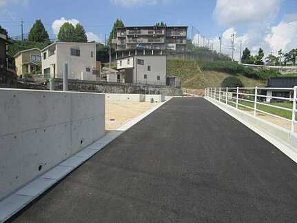 広島市安佐南区高取南１丁目　土地の前面道路含む現地写真