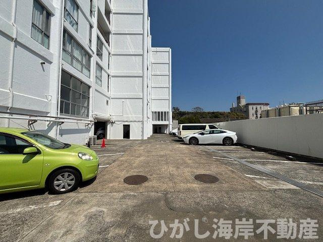 片瀬ロジュマンの駐車場|敷地内駐車場