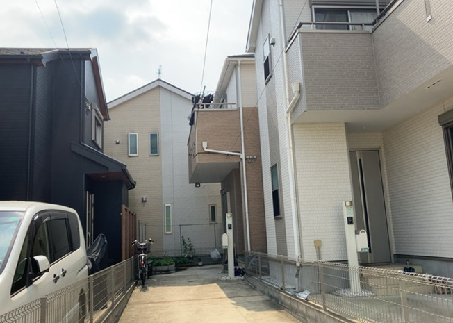 【バルコニー】 | バルコニーは、室外の専用スペースのうち、「屋根がなく開放された空間」であるものを指します。ベランダより広いタイプのものが多く、日当たりもよいため家庭菜園などを楽しみたい人にとって適した環境となります。
